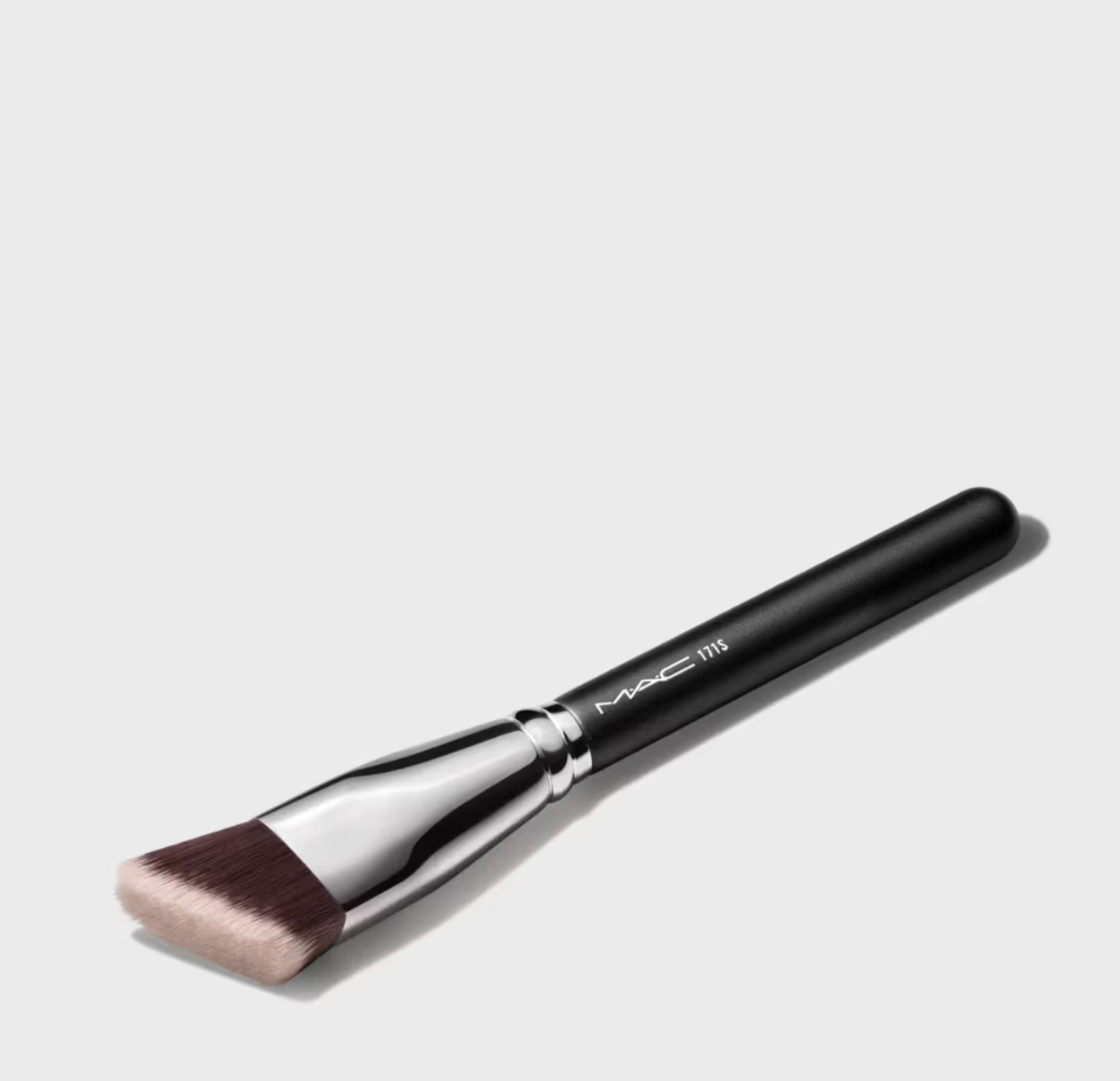 171S SMOOTH-EDGE ALL OVER FACE BRUSH by MAC